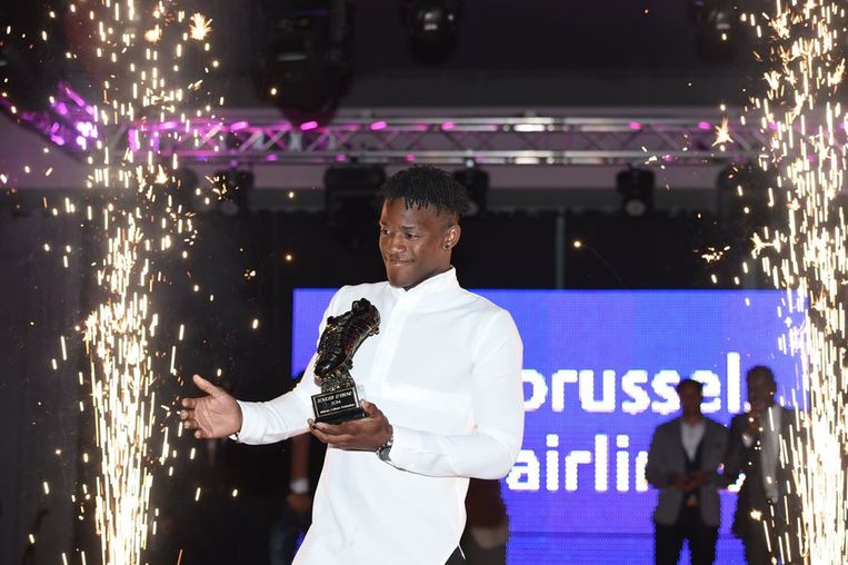 Michy Batshuayi wint Ebbenhouten Schoen | Belgisch Voetbal ...