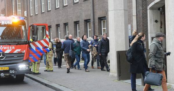 Stoom door technische storing zorgt voor loeiend brandalarm bij Ministerie van Defensie .