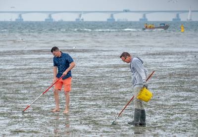 Schoonmaakactie op strandje van Ouwerkerk