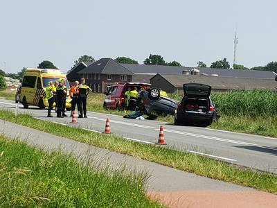 Auto belandt op de kop bij aanrijding in Wamel