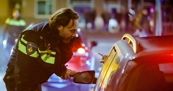 'Man uit Leimuiden maakt het te bont: negeren van ongeval, teveel gedronken en rondrijden in auto met lekke banden' .