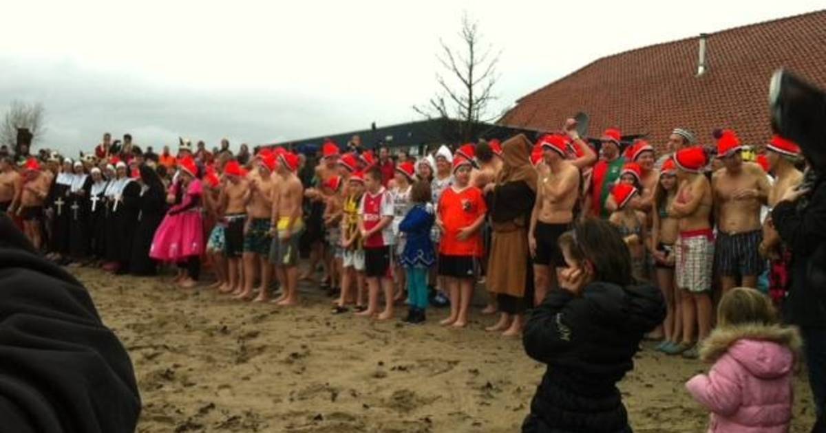 179 deelnemers nieuwjaarsduik Slijk-Ewijk | Betuwe | gelderlander.nl - De Gelderlander