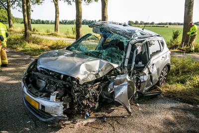 Vrouw slaat met auto over de kop en raakt zwaargewond in Steenderen
