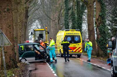Twee gewonden bij crash tegen boom bij Ruurlo