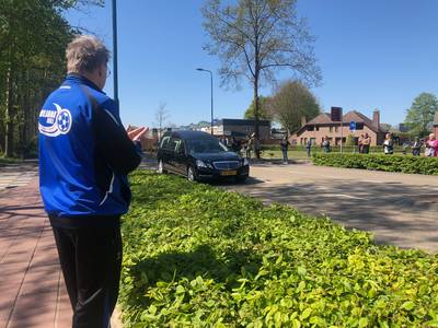 Een indrukwekkende erehaag en ereronde voor Juliana-clubman Theo Bloemen