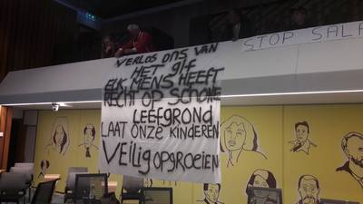 Arnhem ruimt vervuilde grondwal bij woonwagenkamp Presikhaaf op