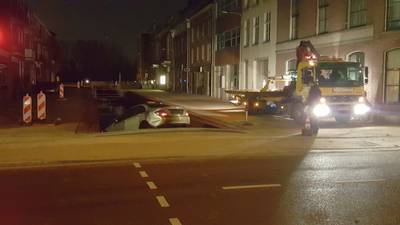 Taxibaas boos over auto in stadsbeek: 'Chauffeur slipte over het zand'