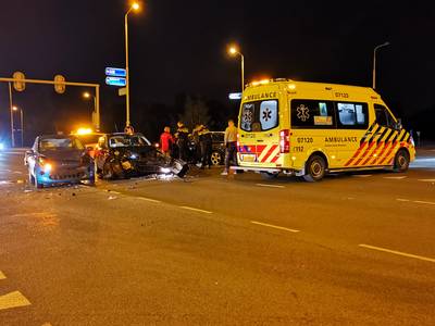 Auto’s komen met elkaar in botsing op kruising in Bennekom