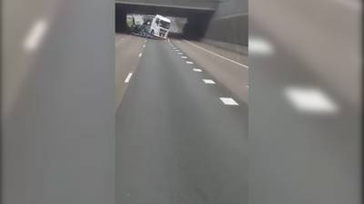 Vrachtwagen slingert gevaarlijk over snelweg