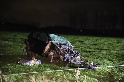 Auto vliegt over de kop en belandt in weiland in Horssen