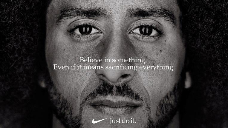 Nike knielt mee met activistische football-speler Colin Kaepernick | Trouw