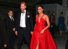 Hertogin Meghan blaast 41 kaarsjes uit