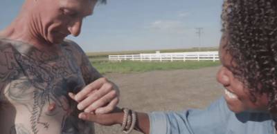 Neonazi verwijdert swastika-tatoeage na vriendschap met donkere vrouw