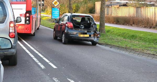 Flinke schade en weg deels dicht na ongeluk met twee autos in Hengelo.