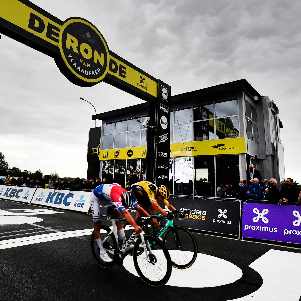 Mathieu van der Poel wint de Ronde van Vlaanderen | Het Parool