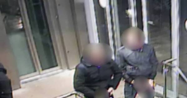 Man plast op trap, glijdt naar beneden en valt in eigen urine - AD.nl