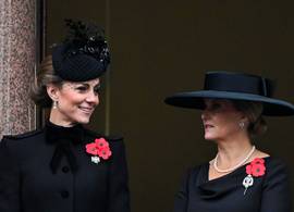 Waarom draagt prinses Catherine drie klaprozen op Remembrance Day?
