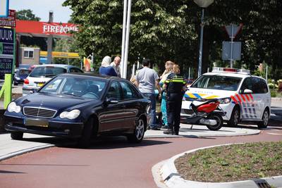 Brommerrijder lichtgewond bij botsing in Ede