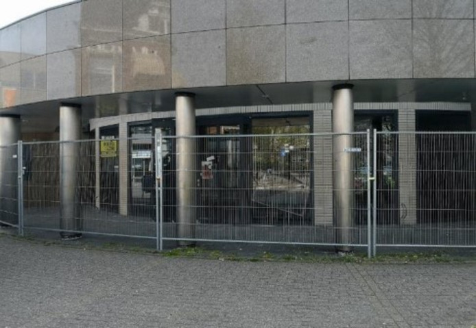 Hekken Rond Oude Sns Bank In Almelo Moeten Blijven Staan Anders
