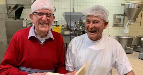 Het bakkerspersoneel weet het: de dag voor kerst bami van opa Leo (87)