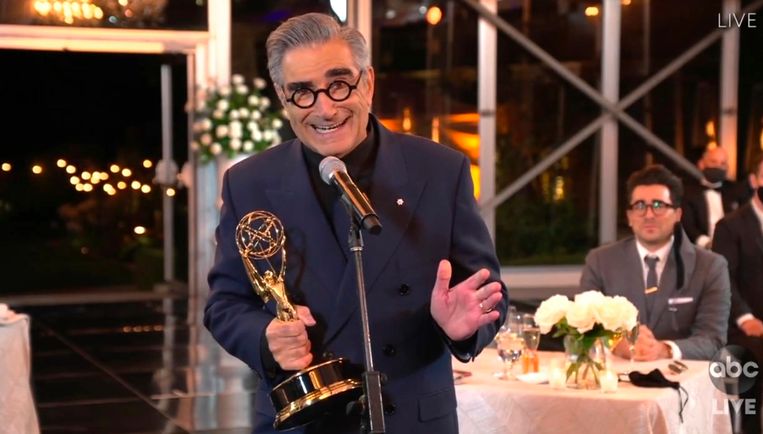 Eugene Levy accepteert zijn Emmy voor beste hoofdrol in een komedieserie.