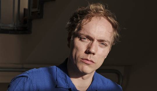 Luuk Vulkers schreef een boek over smetvrees: ‘Als ik in de douche een pleister zie, googel ik dagenlang hoe groot de kans is op hiv’