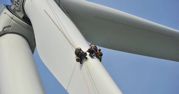 Zonder hoogtevrees bungelen aan windturbine op 90 meter hoogte