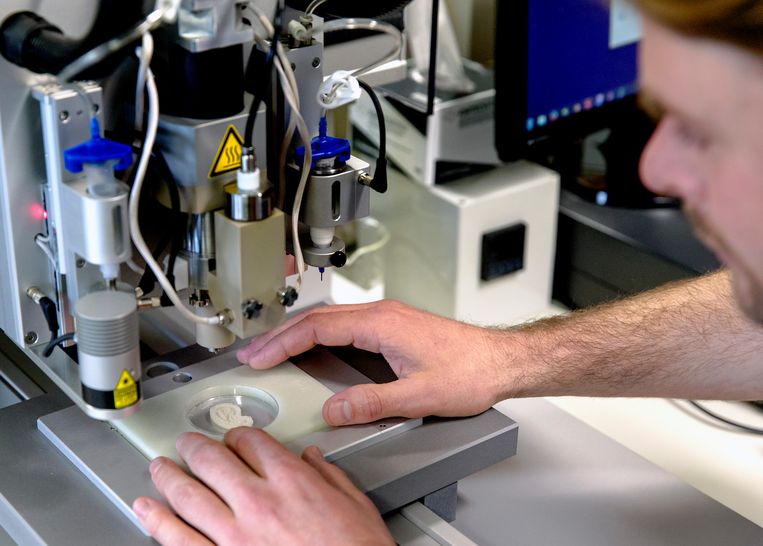 Met een geavanceerde 3D-printer, speciaal ontworpen om te werken met levende cellen en biomaterialen, print een medewerker van het Amsterdamse VUmc een oor. De implantaten gemaakt met deze printer zijn speciaal op maat gemaakt voor patiënten die door bijvoorbeeld brandwonden een neus of oor zijn kwijtgeraakt. 