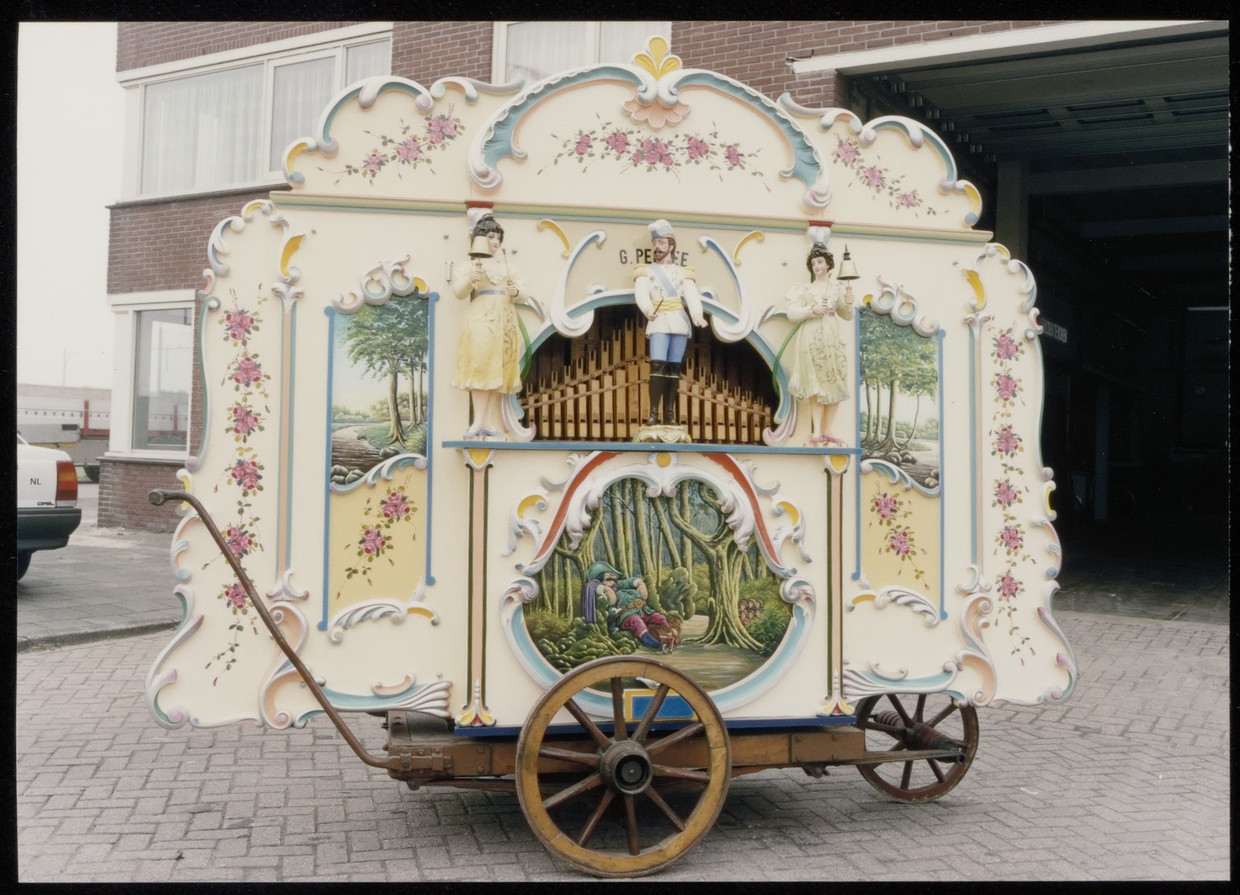 dit-draaiorgel-behoedde-omstanders-op-de-dam-voor-kogels-van-duitse