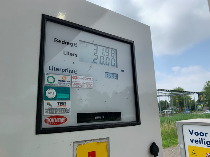 Inspecteur Stek tankt exact 20 liter benzine of diesel