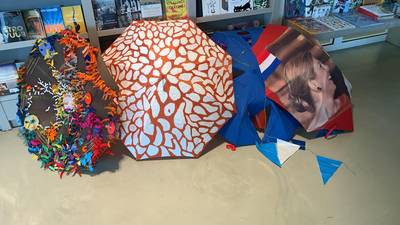 Winkelstraten in Hof van Twente worden opgefleurd met versierde paraplu’s