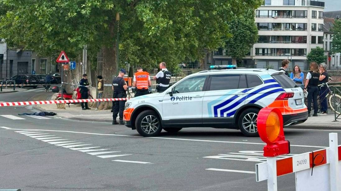 Man neergestoken vlak bij Gentse Feestenzone: bebloede kledij ligt op straat, daders zijn mogelijk nog niet gevat