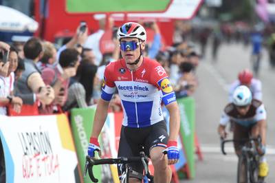 Jakobsen sprint naar zege in slotrit: ‘Mooiste moment uit carrière’