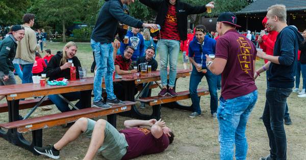 Radboud Universiteit krijgt introductiefeestavond waar geen alcohol geschonken wordt - AD.nl