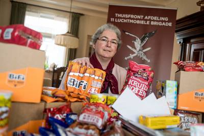 'Soldatenmama' zamelt pepernoten in voor militairen in Mali