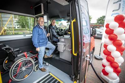 Buurtbusvereniging Weerselo krijgt ‘Rolls-Royces onder de bussen’ als cadeau