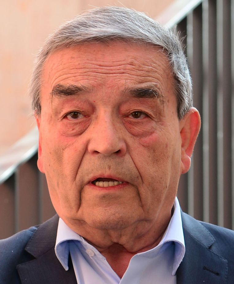 Tobback breekt arm tijdens wandeling met hond Leuven Regio HLN