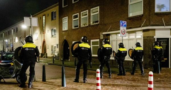 LIVE | Zeven aanhoudingen na nieuwe rellen in Duindorp, zwaar vuurwerk gegooid en wijk op slot