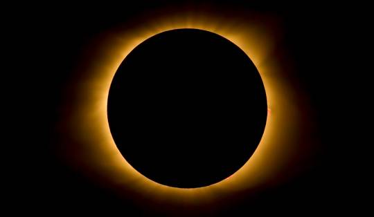Grootste zonsverduistering in jaren is begonnen: kijk en volg live