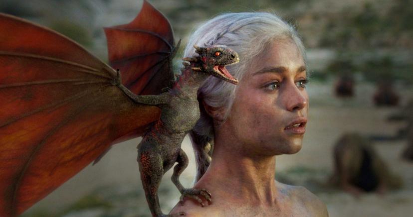Daenerys Targaryen van Game of Thrones naakt met een draak op haar schouder