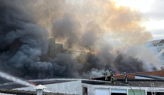 Grote dakbrand in Anderlecht onder controle, gemeentelijk noodplan blijft van kracht: ‘Hou ramen en deuren gesloten’