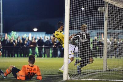 Vitesse en PEC door na benauwde zeges op amateurs