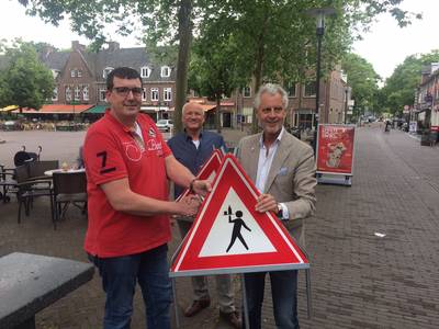 Let op overstekende obers!