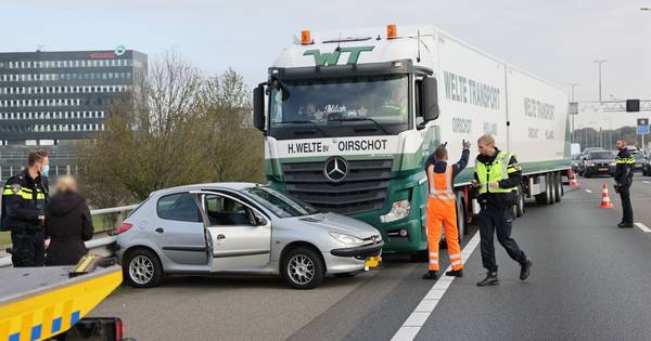 Botsing tussen truck en auto: file op A28 bij Zwolle.