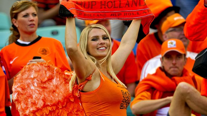 Sexy Oranje Engel Stopt Vleugels Worden Te Zwaar Sport Pzc Nl