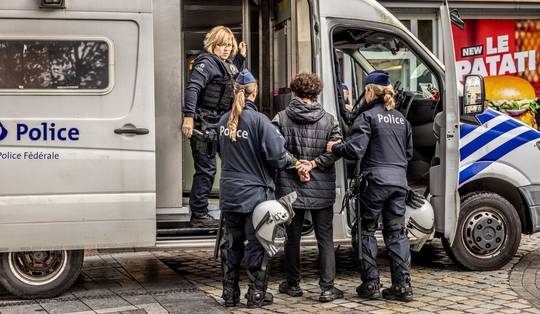Politiebonden dreigen met staking omdat agenten tijdelijk minder rust zouden krijgen tussen shifts: ‘Met één dictatoriale pennenstreek van Quintin’