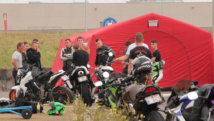 Motorrijder maakt dodelijke schuiver voor ogen van zijn ...