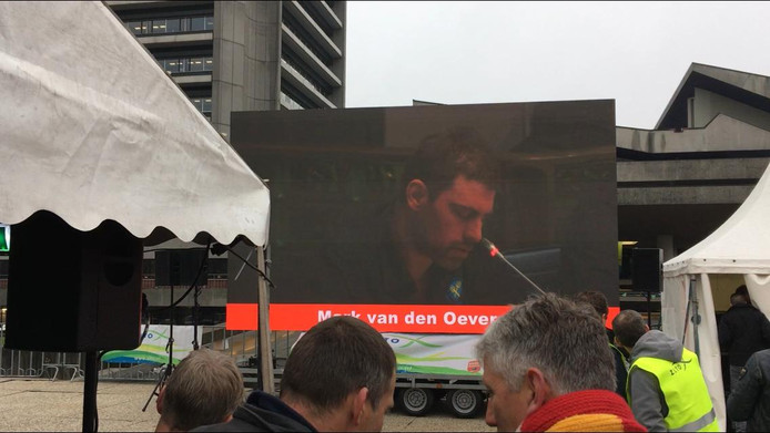 Toespraak Mark van den Oever is buiten op het scherm te volgen