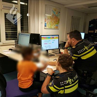 4-jarige jongetje door politie van balkon geplukt nadat hij daar uren zat te huilen