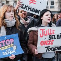 Kapen communisten het studentenprotest tegen minister Demir?